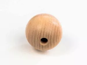 Hundespielzeug aus Holz - der Ball von Rewoodo