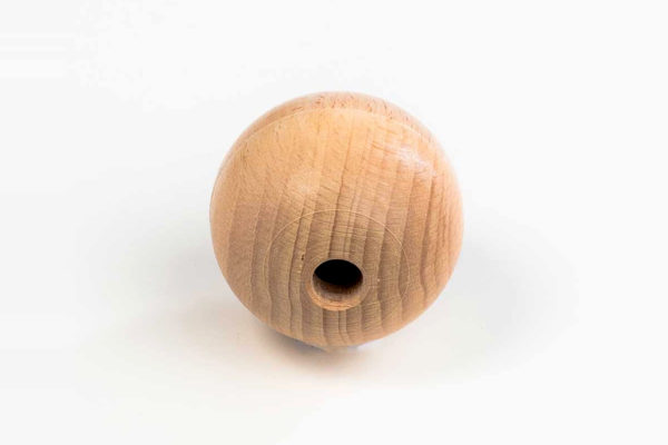 Hundespielzeug aus Holz - der Ball von Rewoodo