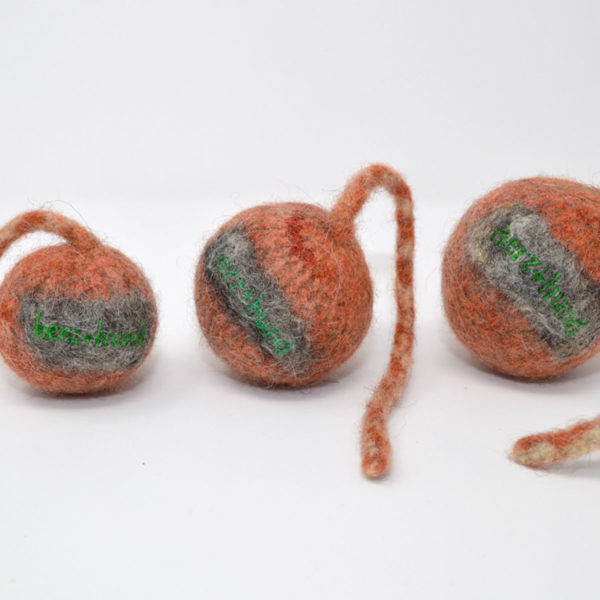 Schleuderbälle aus Bio-Filz in Orange