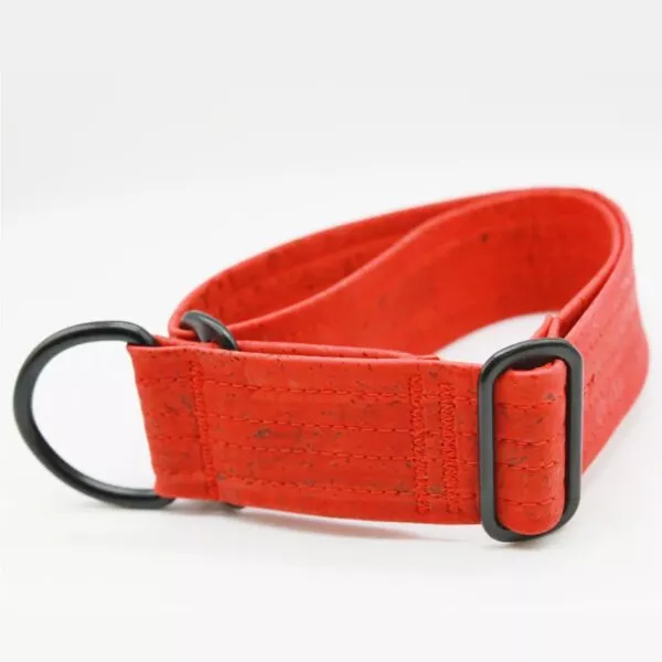 Veganes Halsband aus rotem Kork mit Zugstopp und schwarzen Metallelementen